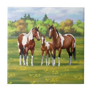 Dwarsboompaarden van de baai in het zomerdeeg tegeltje