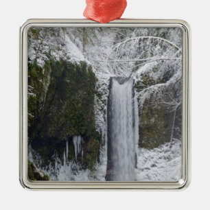 Dwaze waterval Omringd door een sneeuwbos Metalen Ornament