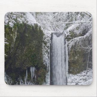 Dwaze waterval Omringd door een sneeuwbos Muismat