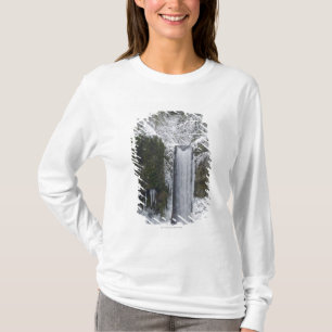 Dwaze waterval Omringd door een sneeuwbos T-shirt
