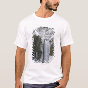Dwaze waterval Omringd door een sneeuwbos T-shirt
