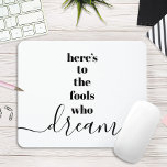 dwazen die dromen, citaat zwarte Typografie Muismat<br><div class="desc">"Hier zijn de dwazen die dromen." Wees een van degenen die hun optimisme altijd laten leiden door hun visie en aspiraties. Dit stark, modern, grafisch, minimalistisch mousepad combineert een gewaagde, san-serif typografie met handgeschreven kalligrafie script, allemaal in zwart-wit. Geweldig inspirerend citaat om je de hele dag te inspireren. Geweldig voor...</div>