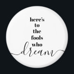 dwazen die dromen citaat zwarte witte typografie magneet<br><div class="desc">"Hier zijn de dwazen die dromen." Wees een van degenen die hun optimisme altijd laten leiden door hun visie en aspiraties. Deze stark, modern, grafisch, minimalistisch magneet combineert gewaagde, san-serif typografie met handgeschreven kalligrafie script, allemaal in zwart-wit. Uw keuze uit een ronde of vierkante magneetvorm. Geweldig inspirerend citaat om je...</div>