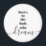 dwazen die dromen citaat zwarte witte typografie magneet<br><div class="desc">"Hier zijn de dwazen die dromen." Wees een van degenen die hun optimisme altijd laten leiden door hun visie en aspiraties. Deze stark, modern, grafisch, minimalistisch magneet combineert gewaagde, san-serif typografie met handgeschreven kalligrafie script, allemaal in zwart-wit. Uw keuze uit een ronde of vierkante magneetvorm. Geweldig inspirerend citaat om je...</div>
