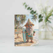 Dwerg op tropisch strand met surfplank briefkaart (Staand voorkant)