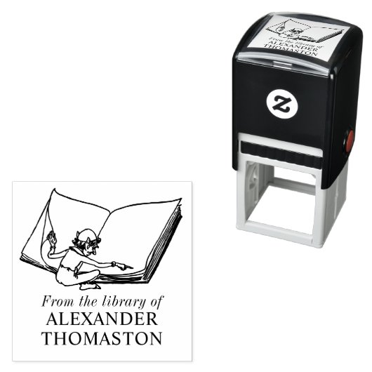 Dwergelf leest groot boek Bibliotheeknaam Zelfinktende Stempel (In situ)