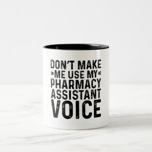 Dwing Me Niet Om Mijn Apothekersassistent Stem Te  Tweekleurige Koffiemok