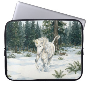 Dyfra IJslandse Eenhoorn Dartelt in Besneeuwd Bos Laptop Sleeve