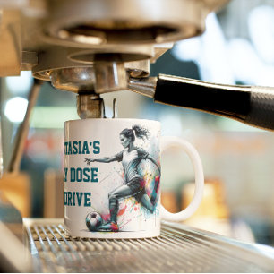 Dynamic meisje voetbalspeler actie motivatie koffiemok