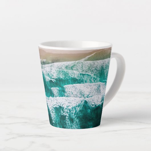 Dynamic Ocean Waves Schilderachtig Kust Uitzicht F Latte Mok (Rechterhoek)