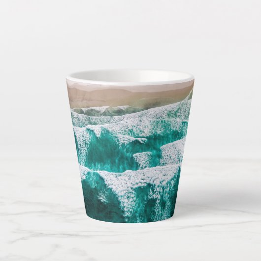 Dynamic Ocean Waves Schilderachtig Kust Uitzicht F Latte Mok (Voorkant)