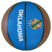 Dynamisch Oklahoma State Flag Graphic op a Basketbal (Verticaal)