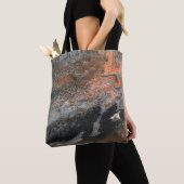 Dynamische aardetinten en kronkels tote bag (Dichtbij)