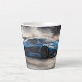 Dynamische blauwe stedelijke racescene latte mok (Voorkant)