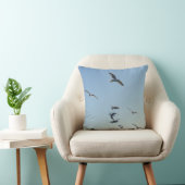Dynamische Meeuwen in Vlucht Kust Vogels Blauwe Lu Kussen (Stoel)