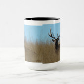 E26 Bull Elk Liggend in het Onkruid Mok (Midden)