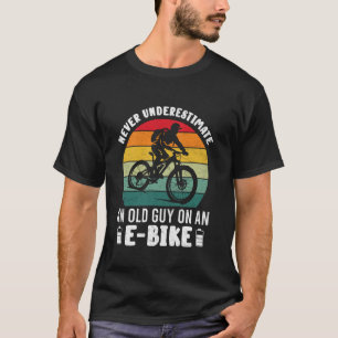 E-bike onderschat NOOIT EEN OUDE MAN MET E-bike T-shirt