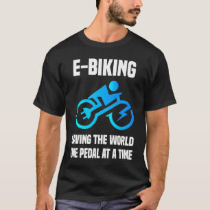 E Biker die de wereld één pedaal bespaart op het m T-shirt
