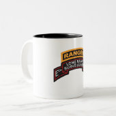 E Co 51st Infanterie LRS scrol, Ranger Tab Tweekleurige Koffiemok (Voorkant links)