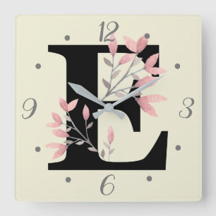 E Monogram met Roze Bloemensprays Vierkante Klok