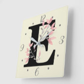 E Monogram met Roze Bloemensprays Vierkante Klok (Hoek)