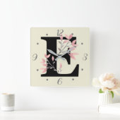 E Monogram met Roze Bloemensprays Vierkante Klok (Huis)