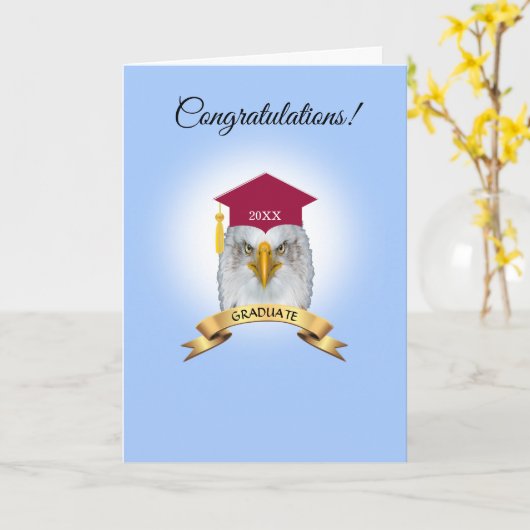 Eagle afstuderen feliciteert lichtblauwe auto kaart (Gele Bloem)