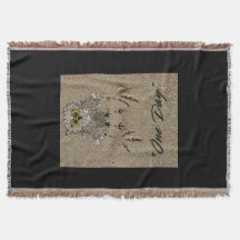 Eagle Baby en voetafdrukken in het zand "One Day"