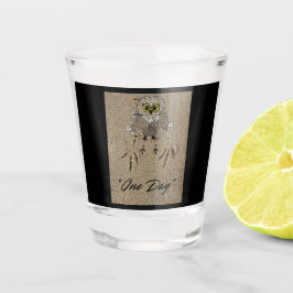 Eagle Baby en voetafdrukken in het zand "One Day" Shot Glas