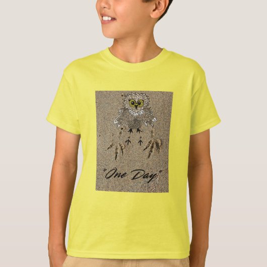 Eagle Baby en voetafdrukken in het zand "One Day" T-shirt (Voorkant)
