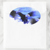 Eagle in vlucht ovale sticker (Tas)