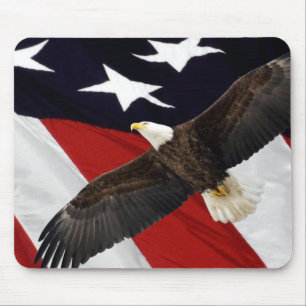 Eagle in vlucht over Amerikaanse vlag Muismat