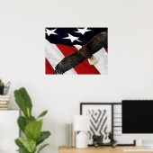 Eagle in vlucht over Amerikaanse vlag Poster (Thuiskantoor)