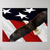 Eagle in vlucht over Amerikaanse vlag Poster (Voorkant)
