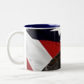 Eagle in vlucht over Amerikaanse vlag Tweekleurige Koffiemok (Links)