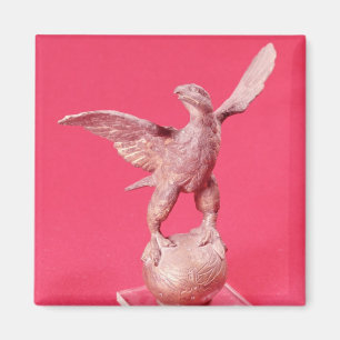 Eagle met spatvleugels op een bal magneet