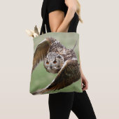 Eagle Owl in vlucht Tote Bag (Dichtbij)