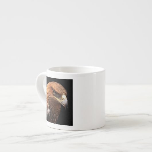 Eagle portret geïsoleerd op zwart espresso kop (Links)