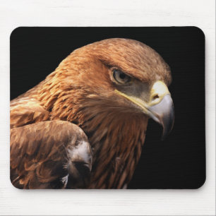Eagle portret geïsoleerd op zwart muismat