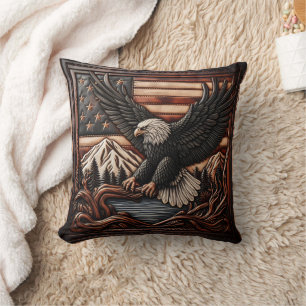 Eagle Relief Carving met Amerikaanse vlag achtergr Kussen