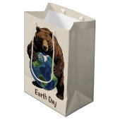 Earth Day Bear Hugging Planet Design Medium Cadeauzakje (Voorkant Gekanteld)