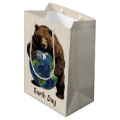Earth Day Bear Hugging Planet Design Medium Cadeauzakje (Achterkant Gekanteld)