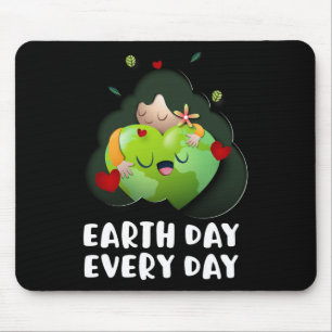 Earth Day Elke dag meisje knuffelen Wereldbol Red Muismat