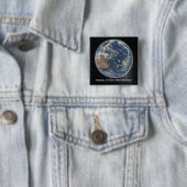 Earth From Artemis II Vierkante Button 5,1 Cm (In situ)