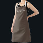 Earth tone brown Chic Elegant script Name Schort<br><div class="desc">Ze zal van een gepersonaliseerd pron houden als ze die godies bakken,  heerlijke gerechten kookt of met haar planten werkt. Een perfect cadeau om haar talenten aan te moedigen. Het witte manuscript voor de naam met lange-staart versieringen op bruin aarde-toon.</div>