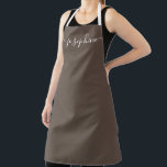 Earth tone brown Chic Elegant script Name Schort<br><div class="desc">Ze zal van een gepersonaliseerd pron houden als ze die godies bakken,  heerlijke gerechten kookt of met haar planten werkt. Een perfect cadeau om haar talenten aan te moedigen. Het witte manuscript voor de naam met lange-staart versieringen op bruin aarde-toon.</div>