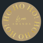 Earth Tones Gold Christmas Ho Ho Ho ID1009 Ronde Sticker<br><div class="desc">Als je je afvraagt welke kleurencombinaties je dit jaar moet kiezen voor je kerstdecor en cadeauverpakkingen, heb ik collecties coördinatiepatronen gemaakt om het leven net wat makkelijker te maken. Dit elegante kerst typografie ontwerp heeft 'Ho Ho Ho' in een cirkelvormig patroon in goud, op de achtergrond kleur van uw keuze....</div>