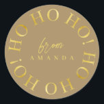 Earth Tones Gold Christmas Ho Ho Ho ID1009 Ronde Sticker<br><div class="desc">Als je je afvraagt welke kleurencombinaties je dit jaar moet kiezen voor je kerstdecor en cadeauverpakkingen, heb ik collecties coördinatiepatronen gemaakt om het leven net wat makkelijker te maken. Dit elegante kerst typografie ontwerp heeft 'Ho Ho Ho' in een cirkelvormig patroon in goud, op de achtergrond kleur van uw keuze....</div>