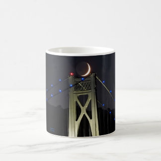 Earthshine Crescent Moon die op een brug plaatst Koffiemok
