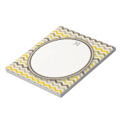 Earthtone Chevron Stripes met rond monogram Notitieblok (Linkerzijde)
